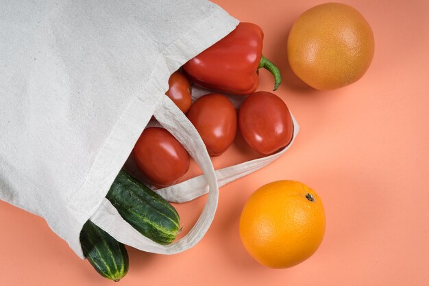 Bolsa ecológica de lino ligero con verduras y frutas frescas.