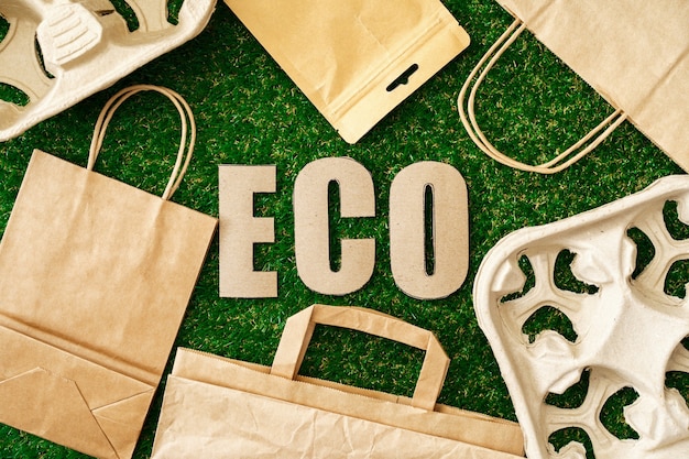 Bolsa ecológica de papel artesanal, concepto de consumo ecológico