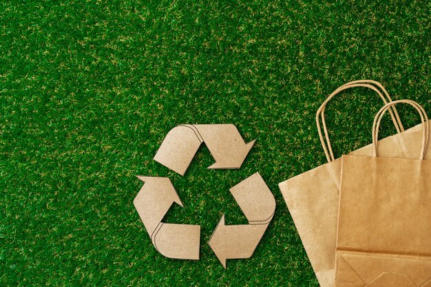 Bolsa ecológica de papel artesanal concepto de consumo ecológico