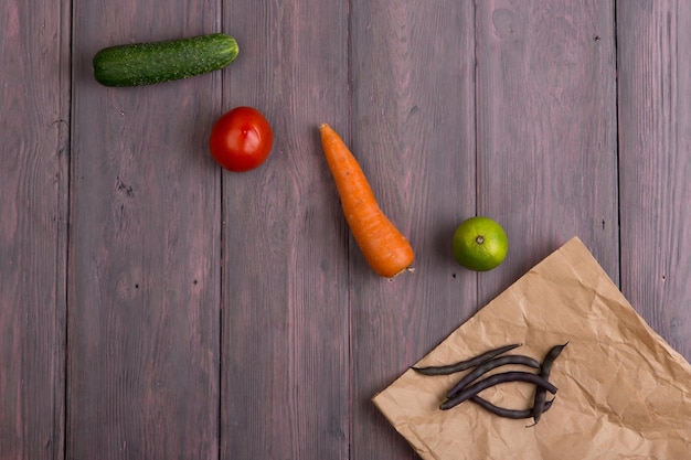 Bolsa ecológica de papel de concepto de comida vegetariana saludable con varias verduras
