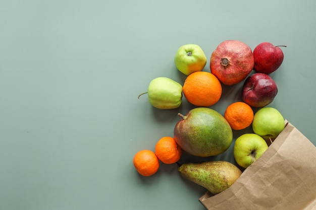 Bolsa ecológica con productos sobre fondo de color.