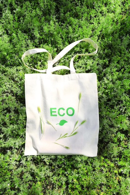 Bolsa ecológica sobre hierba verde al aire libre