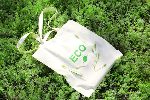 Bolsa ecológica sobre hierba verde al aire libre