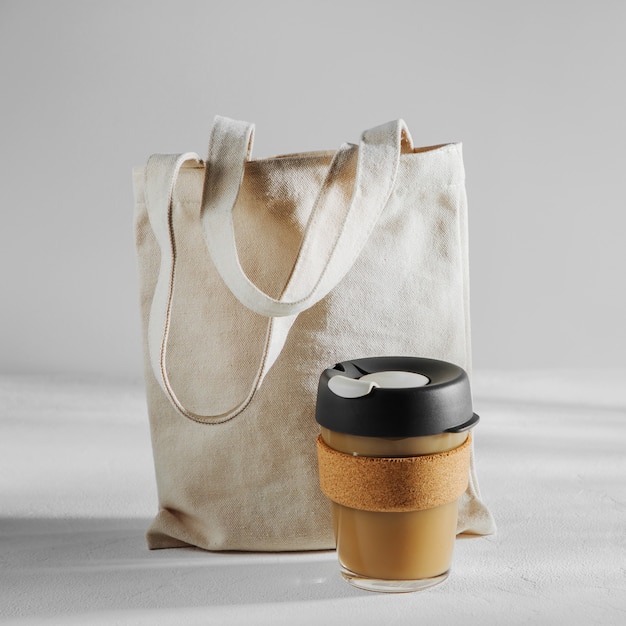 Bolsa ecológica y taza de café reutilizable. Estilo de vida sostenible. Concepto libre de plástico.