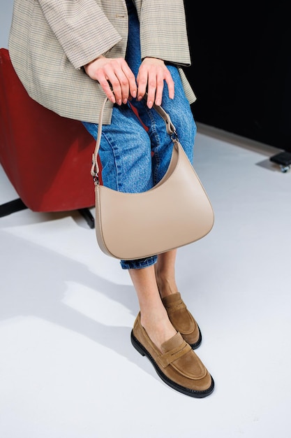 Bolsa elegante de couro feminino Bolsa clássica bege para o dia a dia nas mãos das mulheres