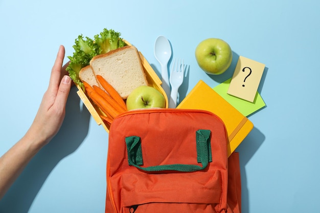 Foto una bolsa de la escuela con una caja de almuerzo con comida