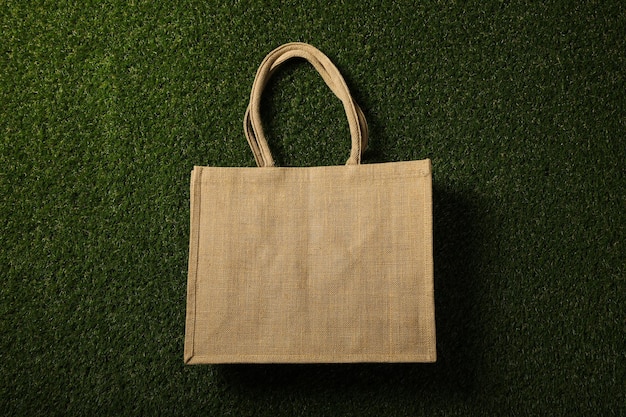 La bolsa está en la hierba verde
