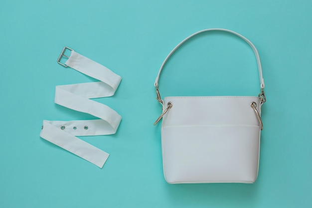 Bolsa feminina branca e cinto de tecido branco em um fundo claro acessórios femininos de moda postura plana