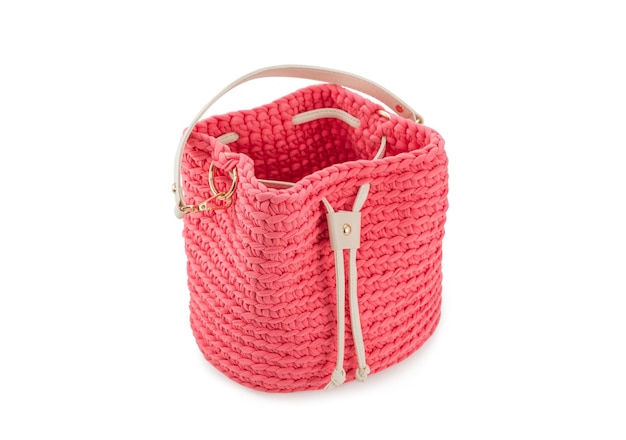 Bolsa feminina de malha rosa feita à mão com alça de couro isolada em fundo branco