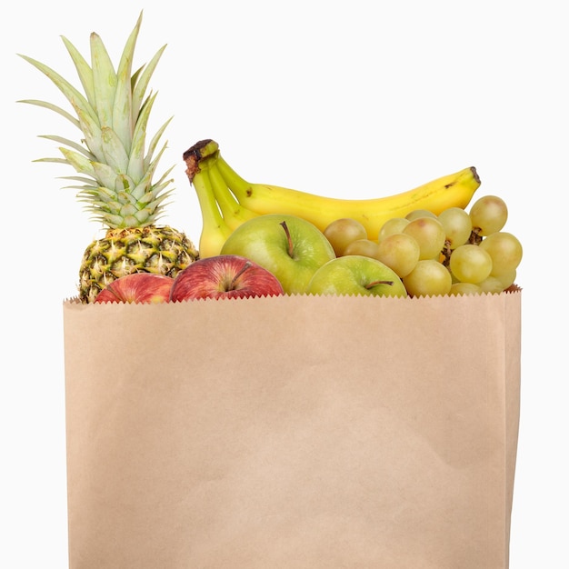 Bolsa de frutas aisladas sobre fondo blanco