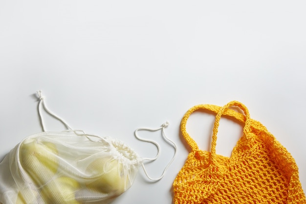 Bolsa de frutas ecológicas y bolsa de cadena sobre un fondo blanco con lugar para texto