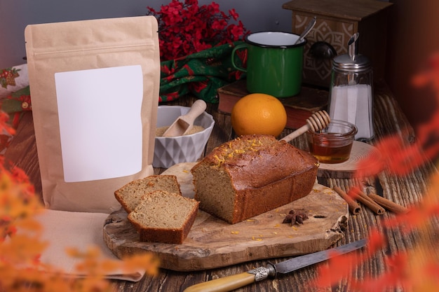 Bolsa con ingredientes para hacer un pastel en una decoración navideña, para hacerlo en casa