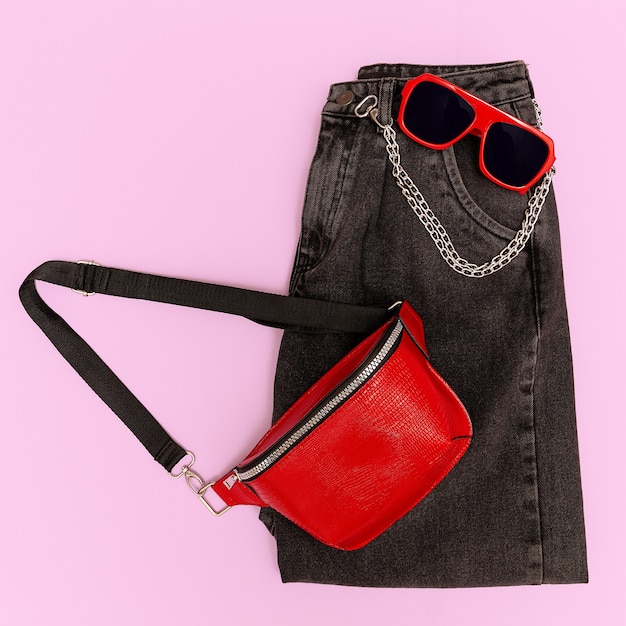 Bolsa de jeans y complementos rojos de moda y gafas de sol. Arte de ropa plana laica