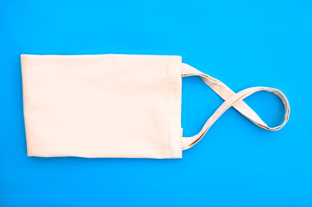 Foto bolsa de lona de algodón blanco sobre el fondo horizontal azul brillante eco y concepto de desperdicio cero
