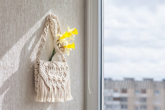 Bolsa de macramé hecha a mano en la pared de luz.