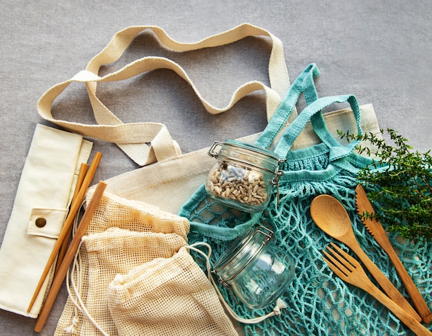 Foto bolsa de malla, bolsas de algodón y frascos de vidrio.