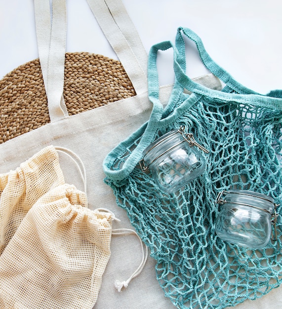 Bolsa de malla, bolsas de algodón y frascos de vidrio.