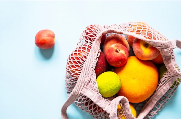 Bolsa de malla de hilo para comestibles con varias frutas Bolsa de compras reutilizable Concepto de cero desperdicio