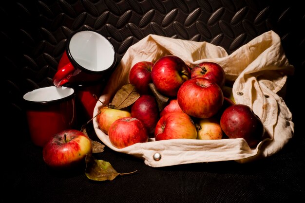 Foto una bolsa de manzanas y una taza de café.