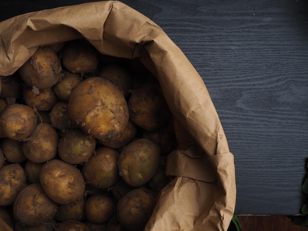 Una bolsa marrón de patatas sobre una mesa negra