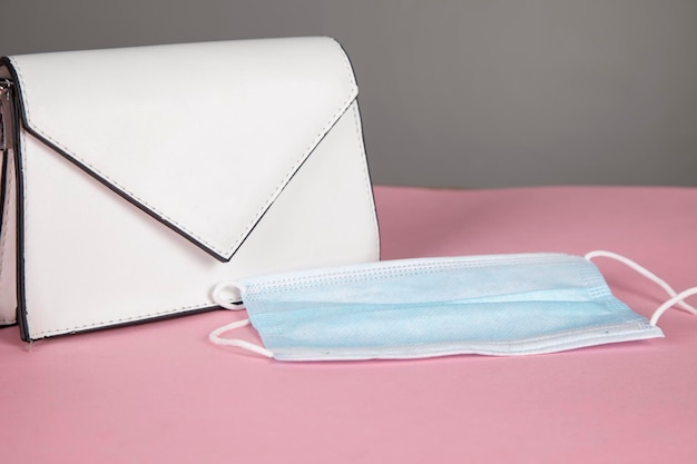 Bolsa con mascarilla médica en mesa.