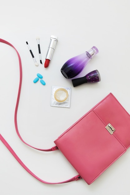 Bolsa Mujer Accesorios Condón Píldoras Lápiz Labial Cosméticos Belleza Protección Concepto