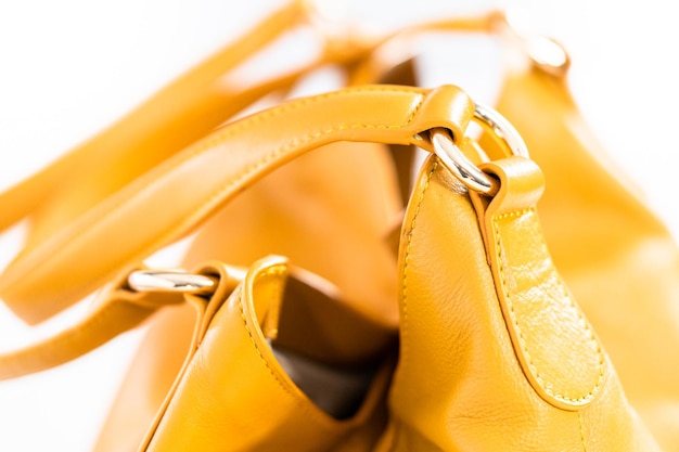 Bolsa de mujer amarilla sobre un fondo blanco.