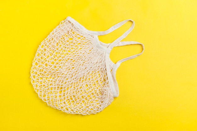 bolsa no tejida respetuosa con el medio ambiente sobre un fondo amarillo El plástico es ayer Laicos planos Cero residuos
