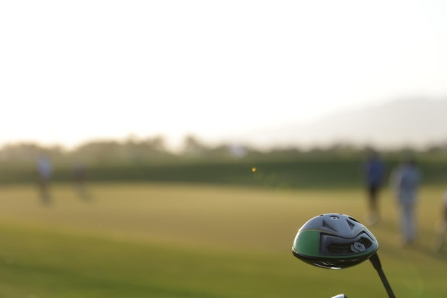 Foto bolsa de palos de golf en el campo