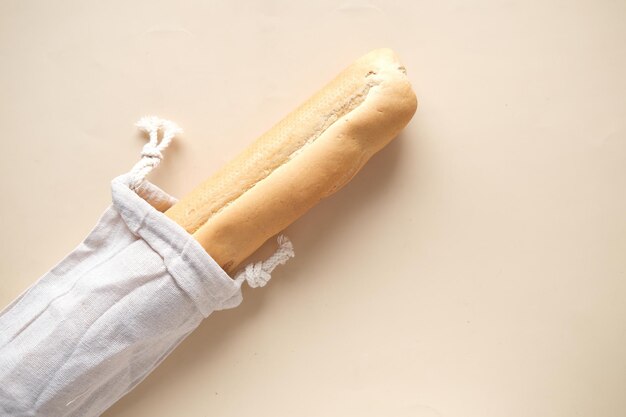 Foto bolsa con pan sobre fondo de color claro