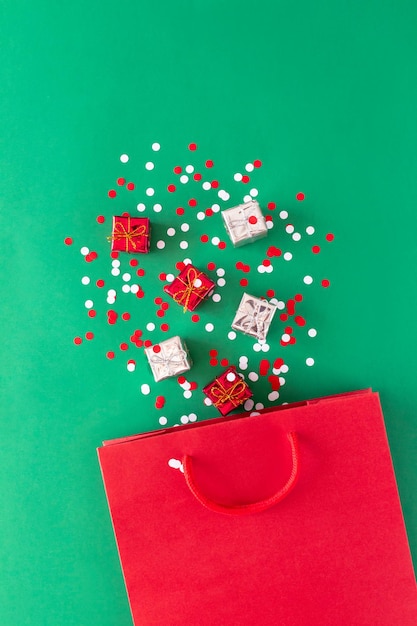 Bolsa de papel con adornos navideños cajas de regalo confeti concepto de compras y venta navideñas