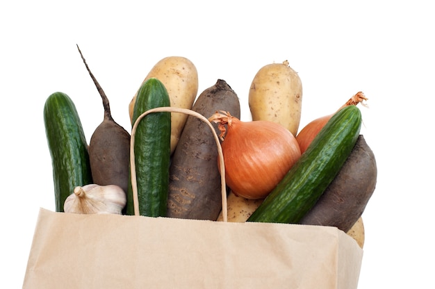 Bolsa de papel de alimentos saludables en un blanco