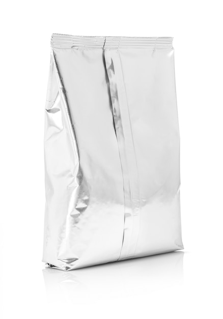 Bolsa de papel de aluminio de embalaje en blanco aislada