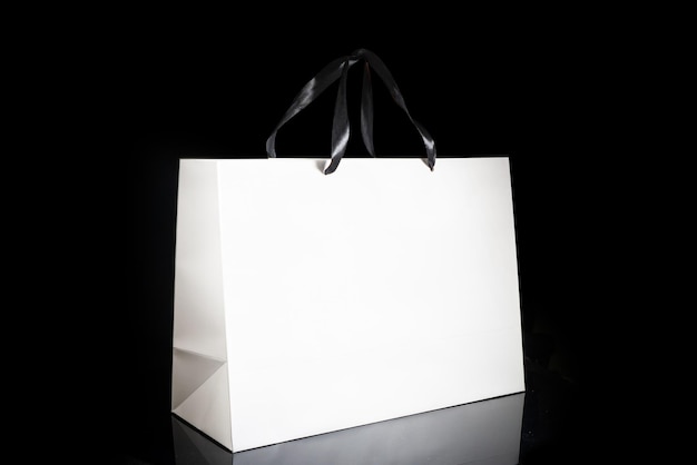 Bolsa de papel artesanal reciclable para compras de regalos y comida para llevar maqueta sobre fondo blanco Respetuoso con el medio ambiente que las bolsas de plástico de un solo uso