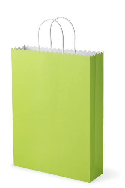 Bolsa de papel con asa verde aislada en blanco