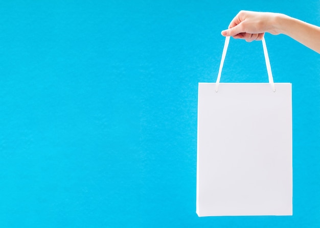 Foto bolsa de papel blanca vacía con asas en azul