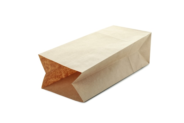 Bolsa de papel en blanco aislada sobre superficie blanca
