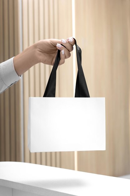 Foto bolsa de papel blanco con cosméticos para el cuidado del cuerpo en el interior de la clínica de belleza