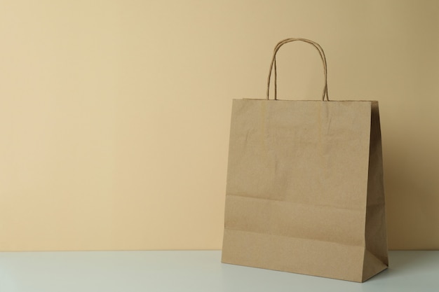 Bolsa de papel en blanco sobre beige