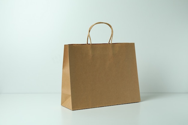 Bolsa de papel en blanco sobre blanco