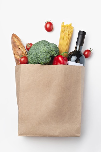 Bolsa de papel con comestibles sobre un fondo blanco aislado