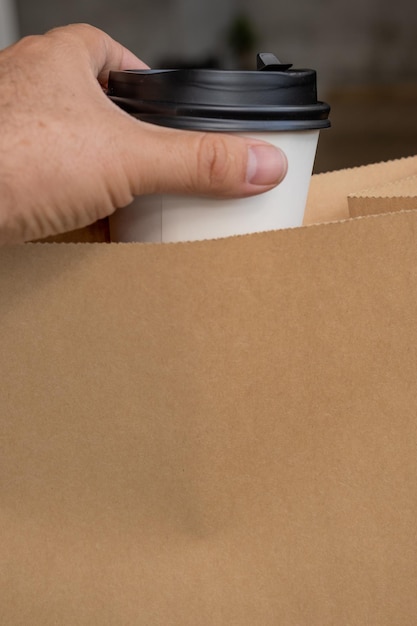 Bolsa de papel para comida para llevar y taza de café o té de papel.