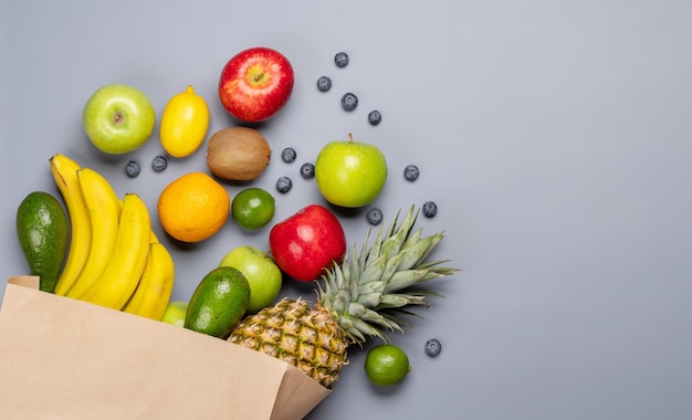 Bolsa de papel de compras llena de comida saludable