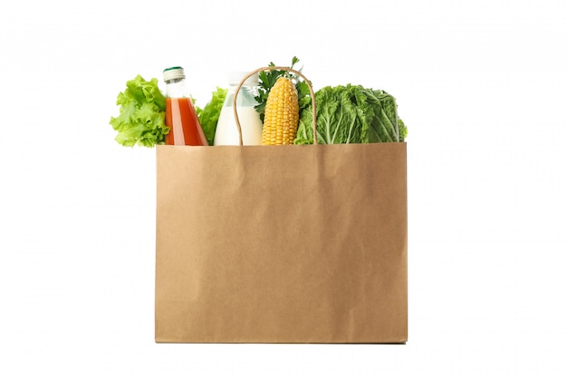 Bolsa de papel con diferentes alimentos aislados