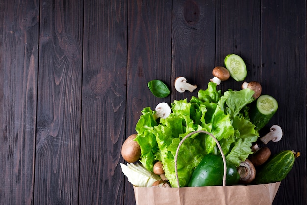 Bolsa de papel de diferentes alimentos saludables.