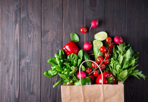 Bolsa de papel de diferentes alimentos saludables.