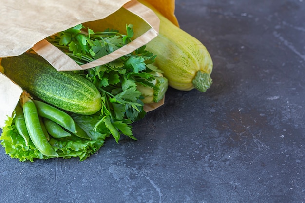 Bolsa de papel con diferentes vegetales verdes saludables