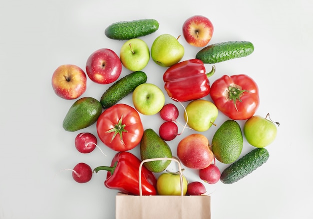 Bolsa de papel con diferentes verduras