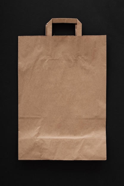 Bolsa de papel doblada con asa sobre un fondo blanco Diseño para publicidad