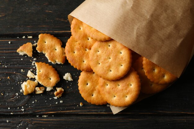 Bolsa de papel con galletas saladas